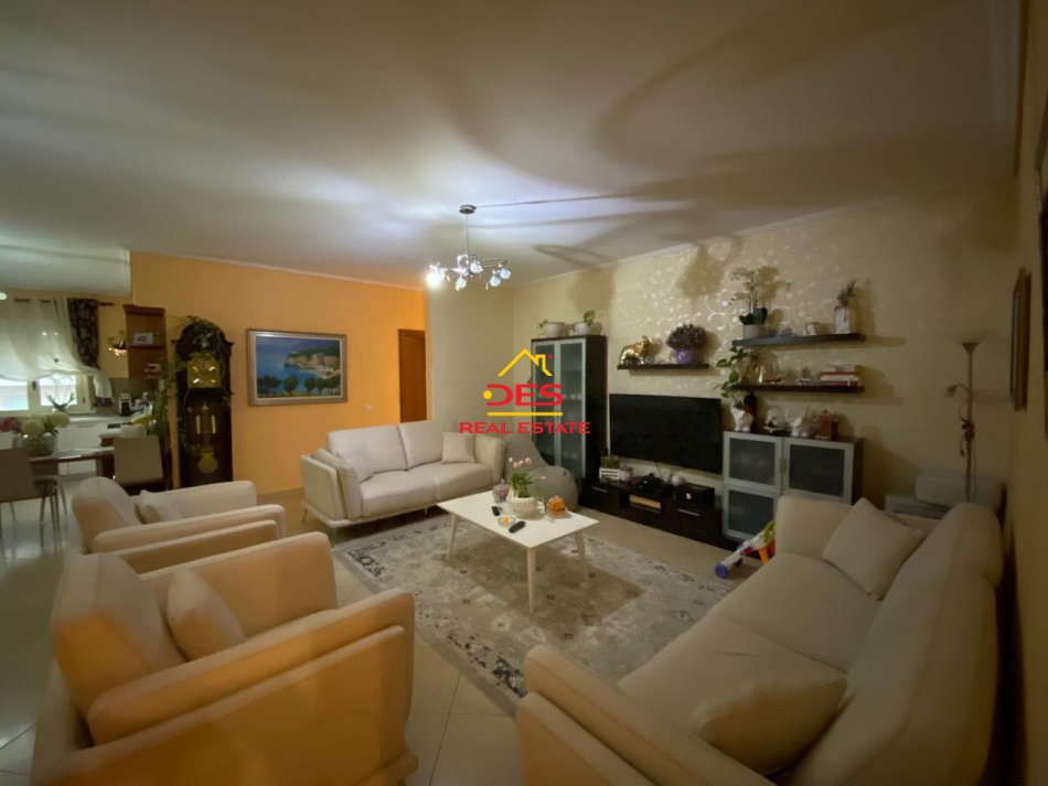 Vlore, jepet me qera apartament 3+1+Ballkon Kati 7, 153 m² 600 € (Rruga Sadik Zotaj)