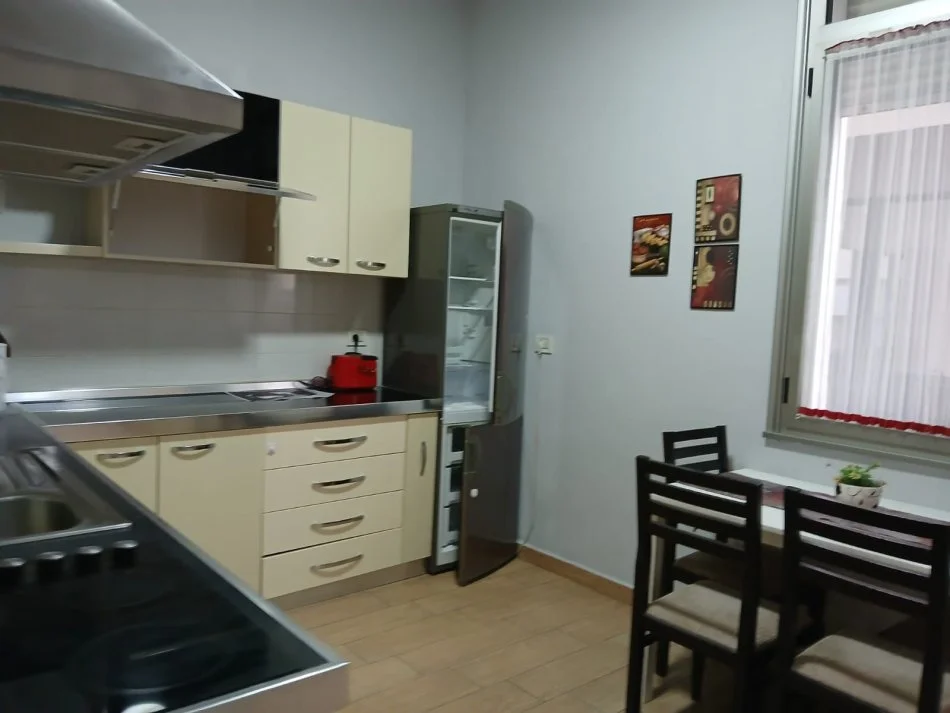 Tirane, jepet me qera apartament 3+1+Ballkon Kati 2, 1.400 € (tek Nobis)