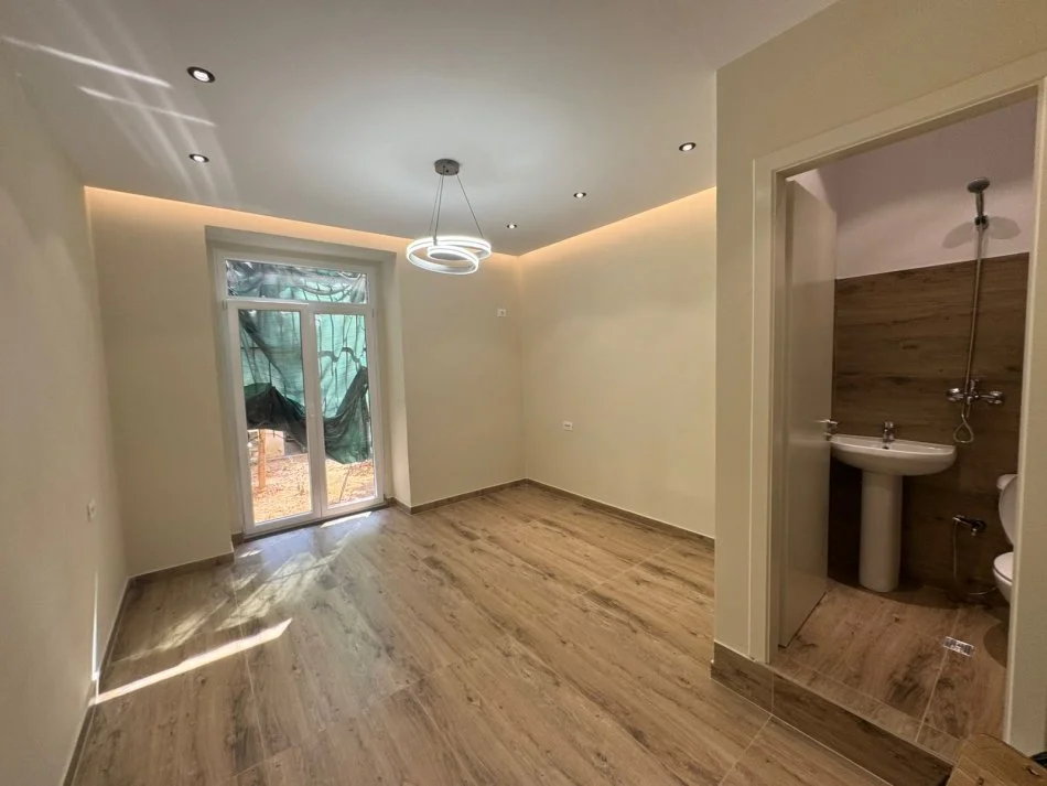 Tirane, jepet me qera apartament 1+1 Kati 0, 52 m² 650 € 