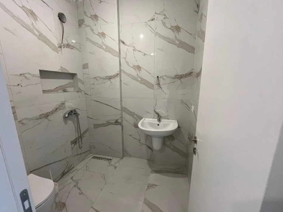 Tirane, jepet me qera apartament 2+1+Aneks+Ballkon Kati 1, 100 m² 750 € (Myslym Shyri)