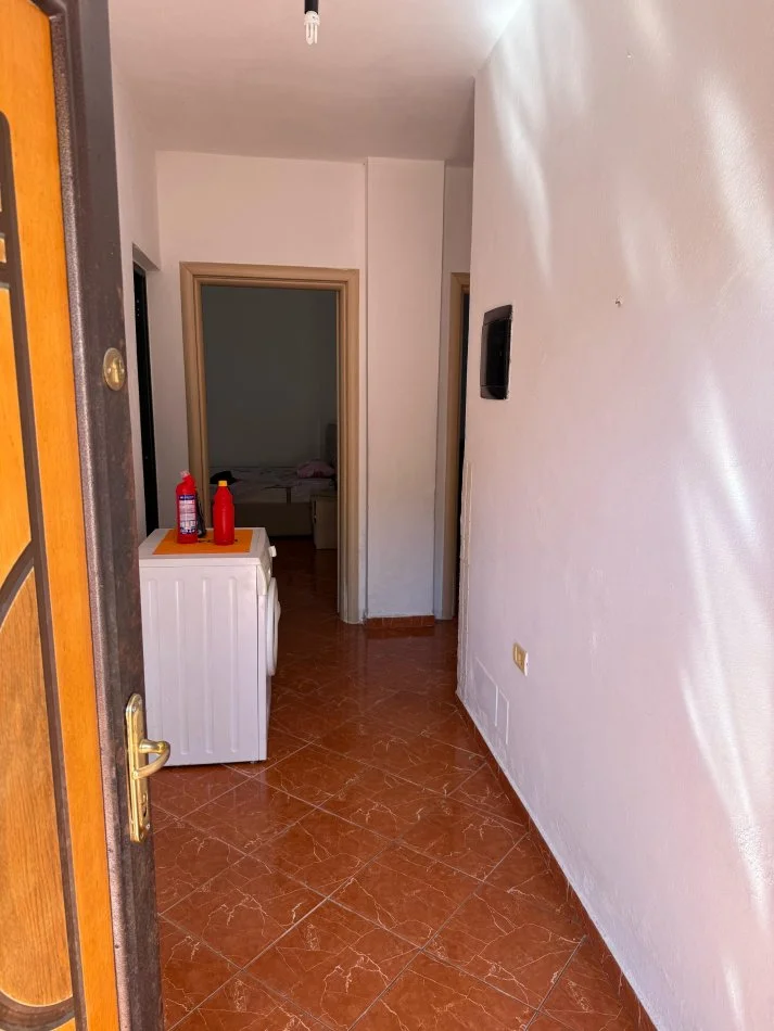 Tirane, jepet me qera 1+1 Kati 0, 301 € (5 Maji)