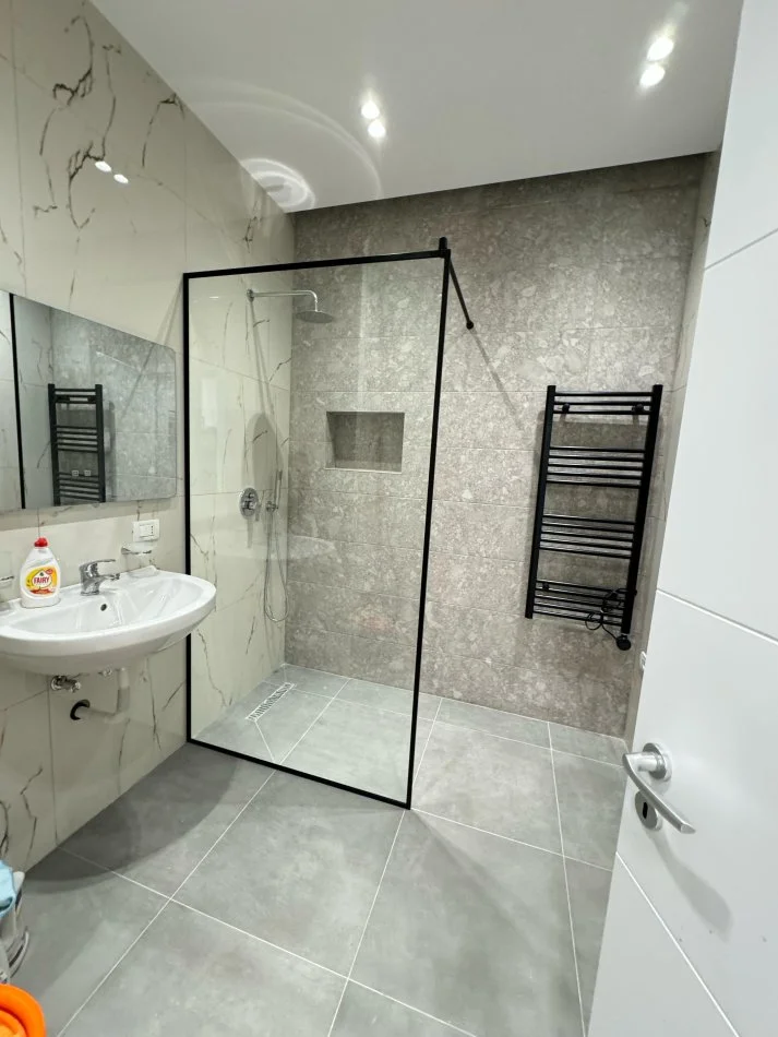 Tirane, jepet me qera 2+1+Ballkon Kati 2, 102 m² 750 € (Kompleksi IBN, Ish Fusha e Aviacionit)