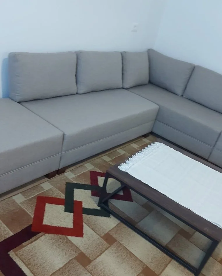 Tirane, jepet me qera apartament 1+1+Ballkon Kati 1, 60 m² 350 € (ministria jashtme)