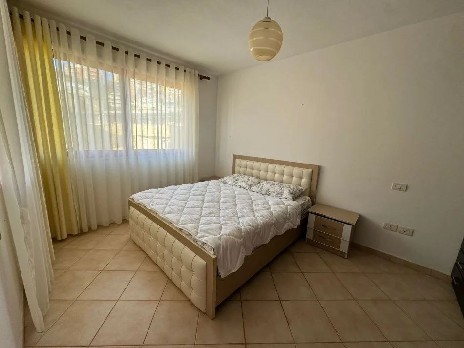 Durres, jepet me qera apartament 2+1+Ballkon Kati 4, 80 m² 400 € 