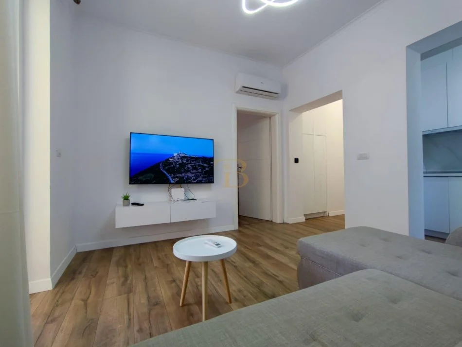 Tirane, jepet me qera 1+1 Kati 3, 60 m² 650 € 