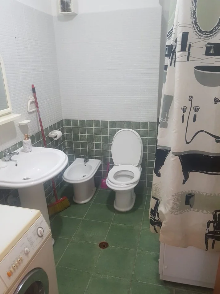 Tirane, jepet me qera apartament 1+1+Ballkon Kati 5, 65 m² 400 € (rruga Din Bosko)