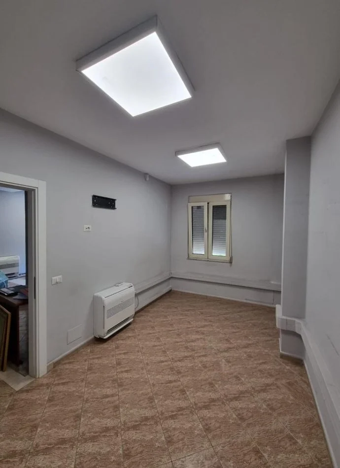 Tirane, jepet me qera zyre Kati 2, 72 m² 500 € 