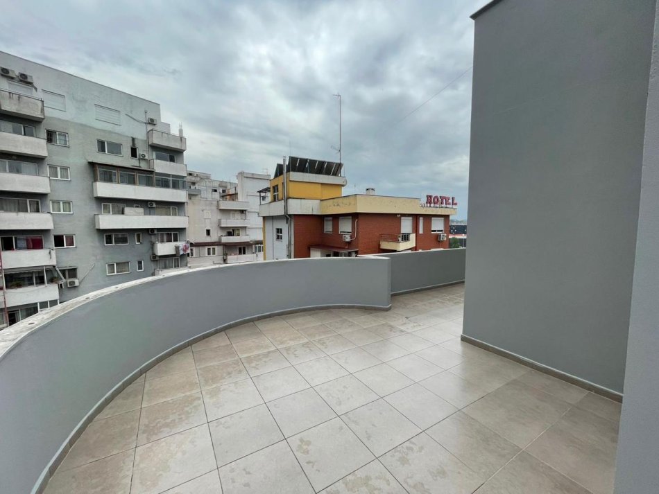 Tirane, shitet apartament 1+1 Kati 7, 123 m² 120.000 € (Pallatet e Verdha)