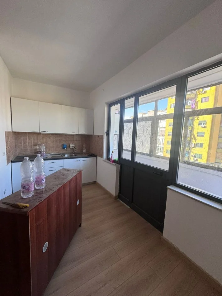 Tirane, jepet me qera apartament 2+1+Ballkon Kati 5, 75 m² 400 € (Rruga Muhamed Gjollesha)