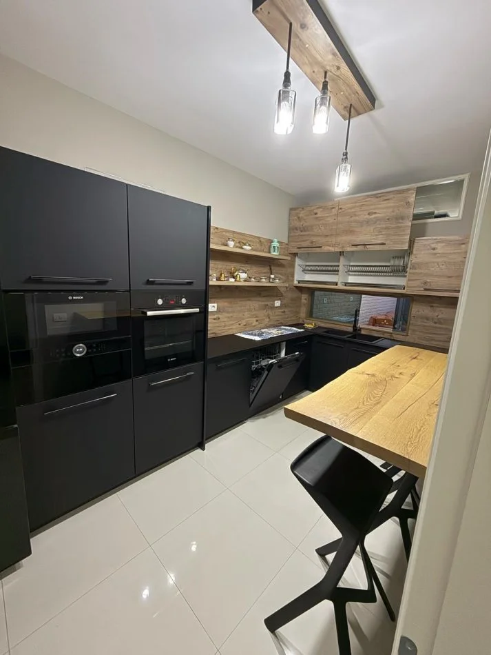 Tirane, jepet me qera apartament 2+1+2Ballkone Kati 6, 120 m² 500 € (Yzberisht)
