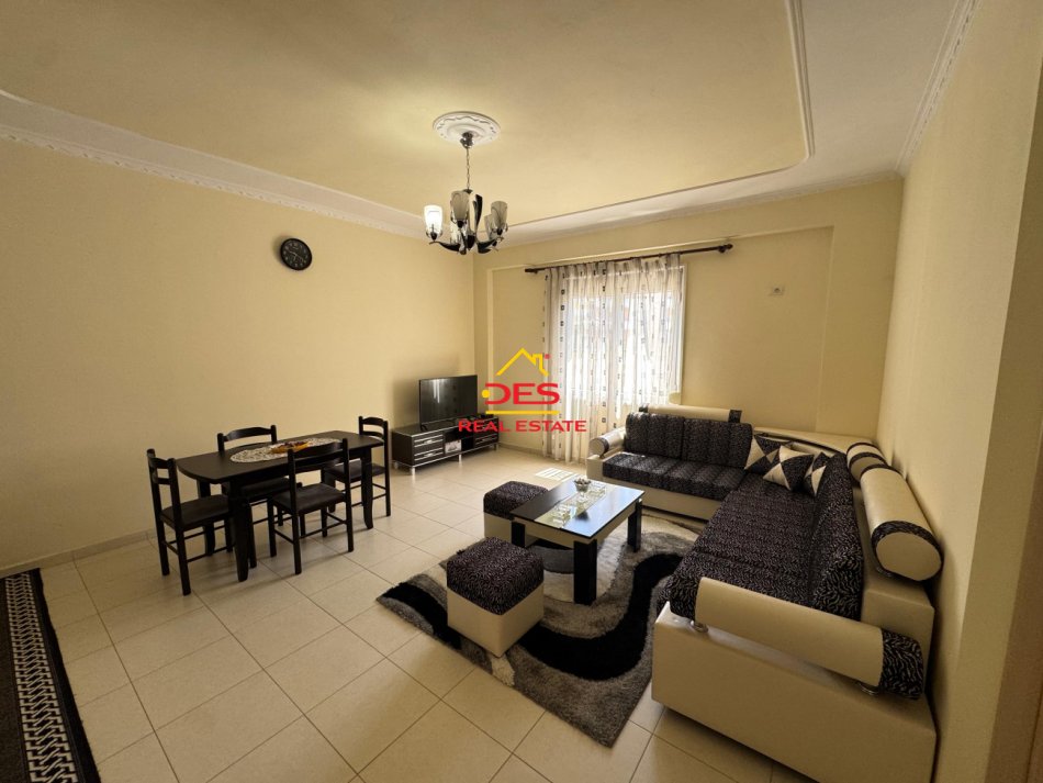 Vlore, jepet me qera apartament 1+1+Ballkon Kati 5, 70 m² 400 € (Rruga Haziz Xhyherri)