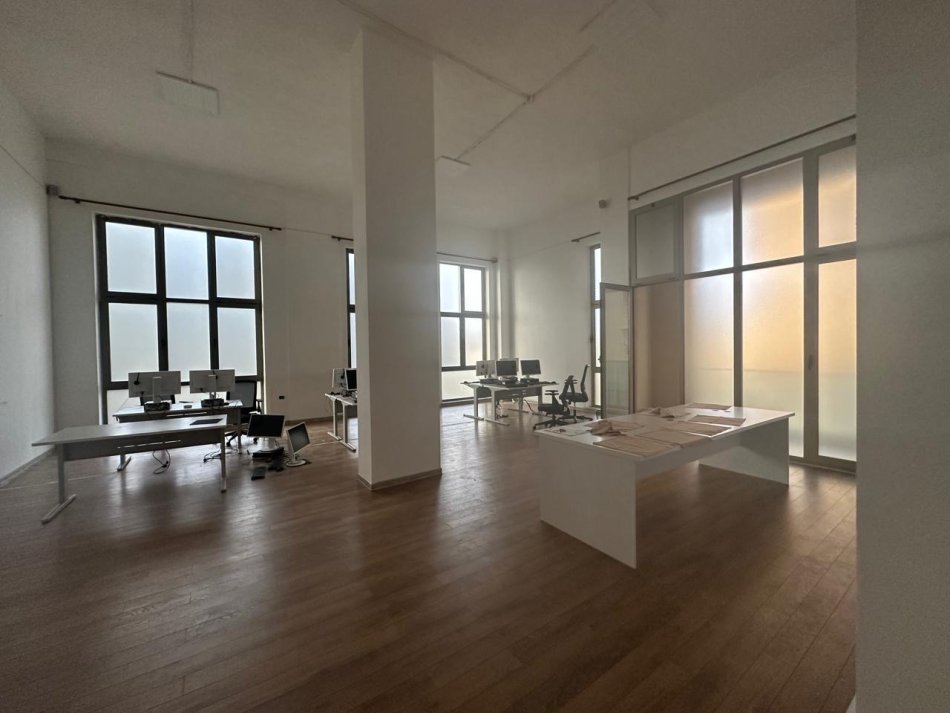 Tirane, jepet me qera ambjent biznesi Kati 1, 200 m² 2.000 € (Xhamlliku)