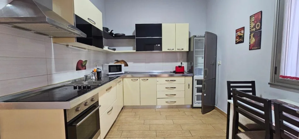 Tirane, jepet me qera apartament 3+1+Aneks+Ballkon Kati 2, 145 m² 1.400 € (Nobis)