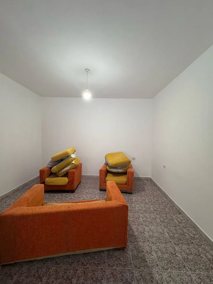 Tirane, jepet me qera ambjent biznesi Kati 2, 85 m² 700 € (Myslym Shyr)