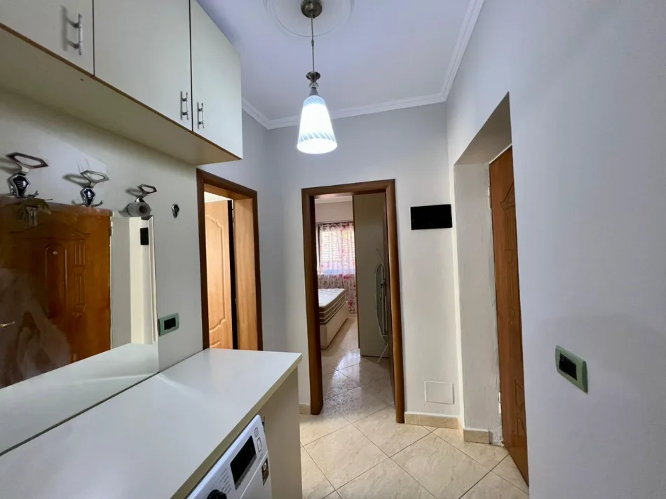 Tirane, jepet me qera apartament 1+1+Ballkon Kati 2, 60 m² 500 € (Ish Tregu Elektrik)