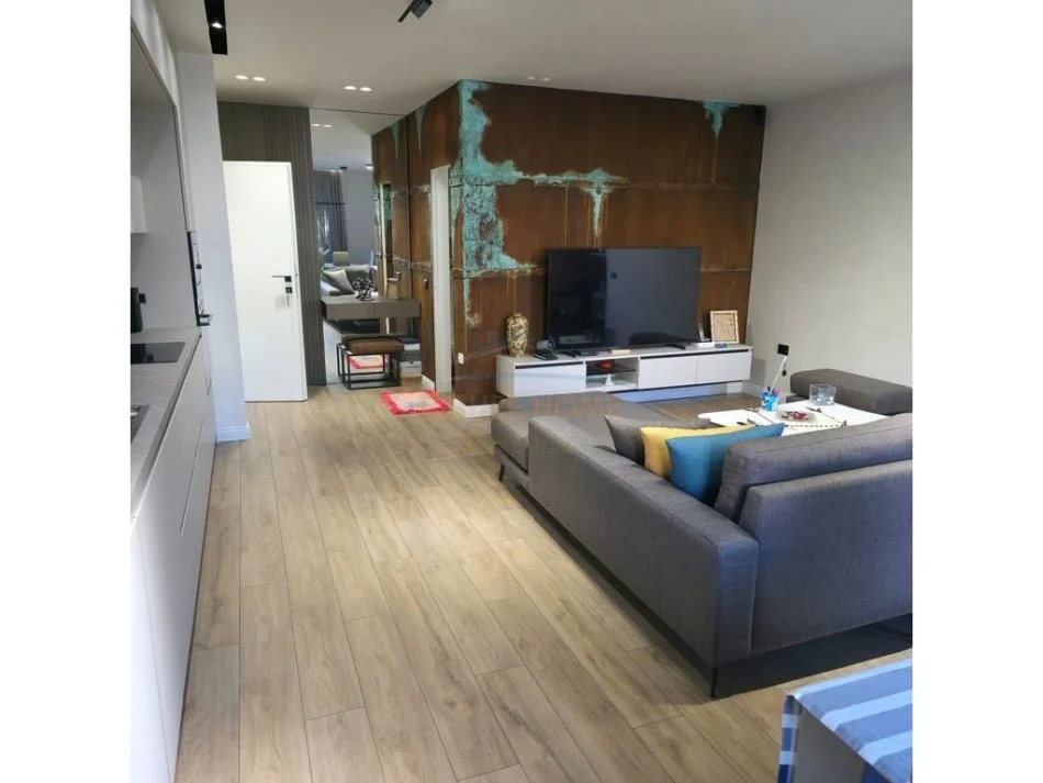 Tirane, jepet me qera apartament 2+1+Oborr,  Kati 2, 100 m² 600 € (Kombinat)