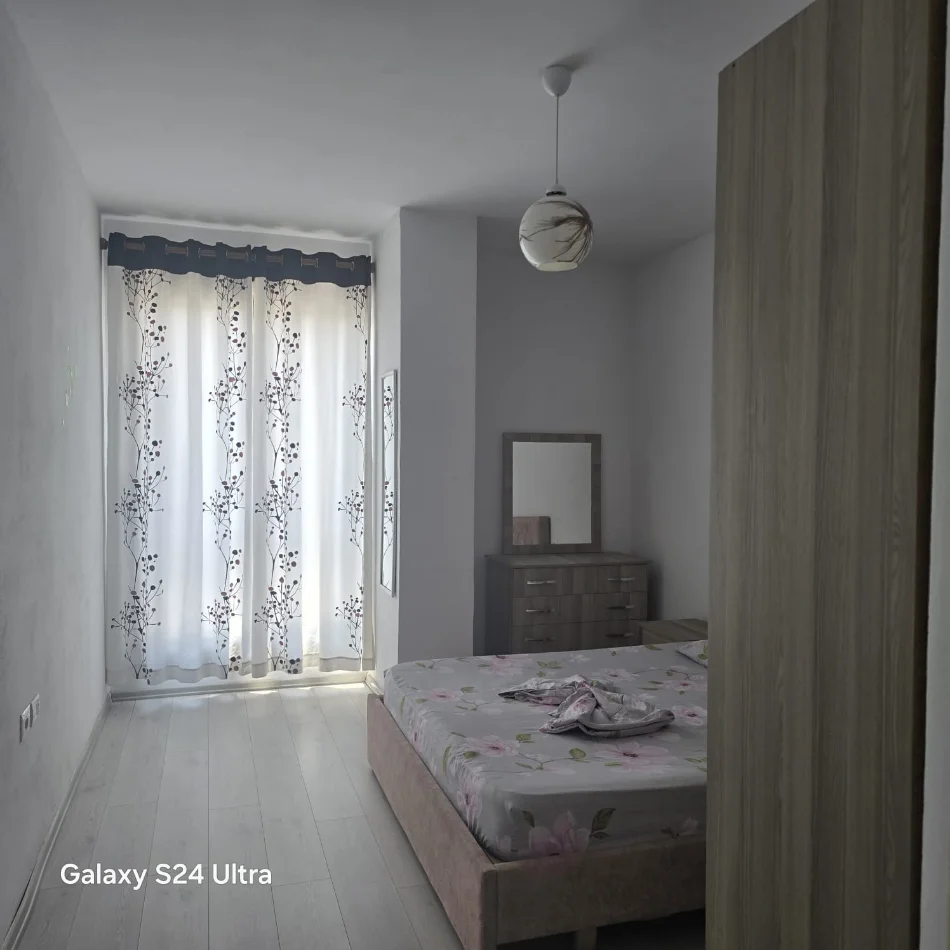 Tirane, jepet me qera apartament 1+1 Kati 2, 65 m² 40.000 Lek (Bar Sorriso ne Astir)