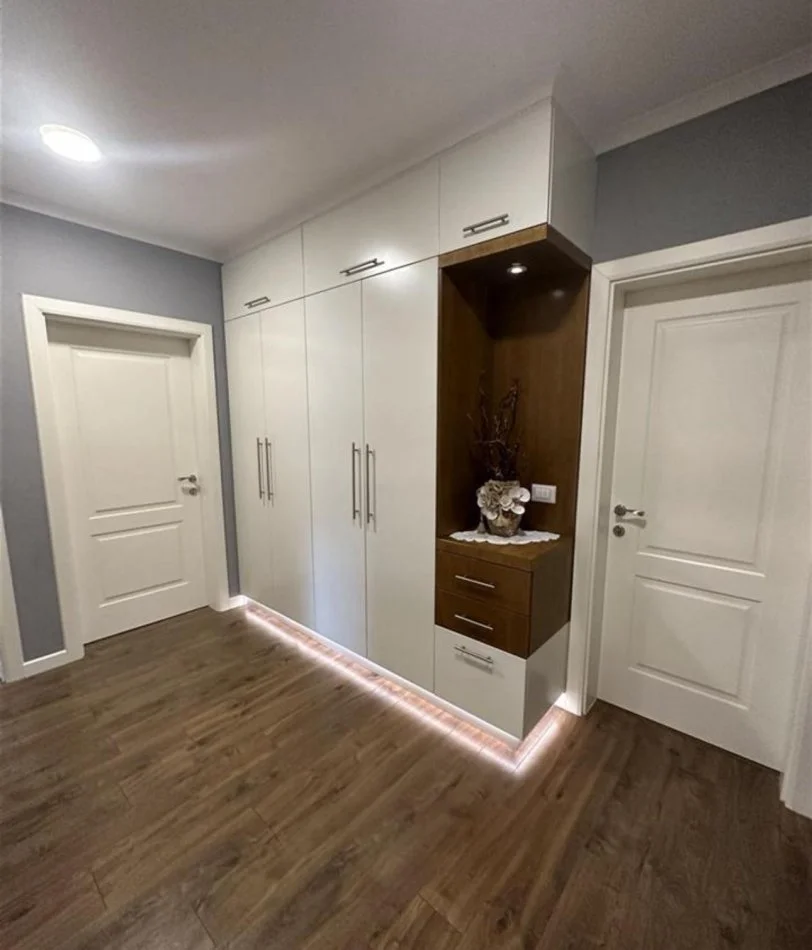 Tirane, shitet apartament 2+1+Ballkon Kati 5, 70 m² 160.000 € (Perball Hotel Hilton)