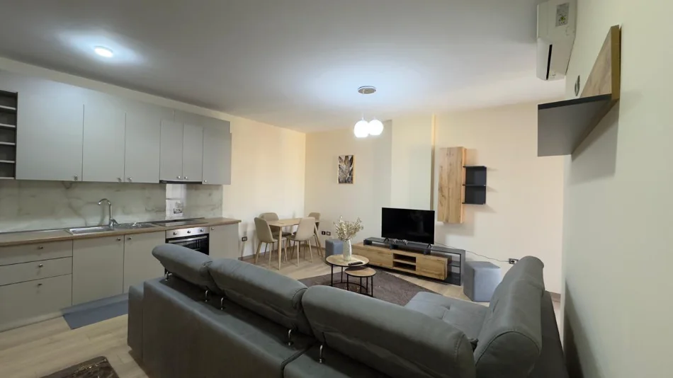 Tirane, jepet me qera apartament 1+1 , 650 € (rruga e kavajes , 21 dhjetori)