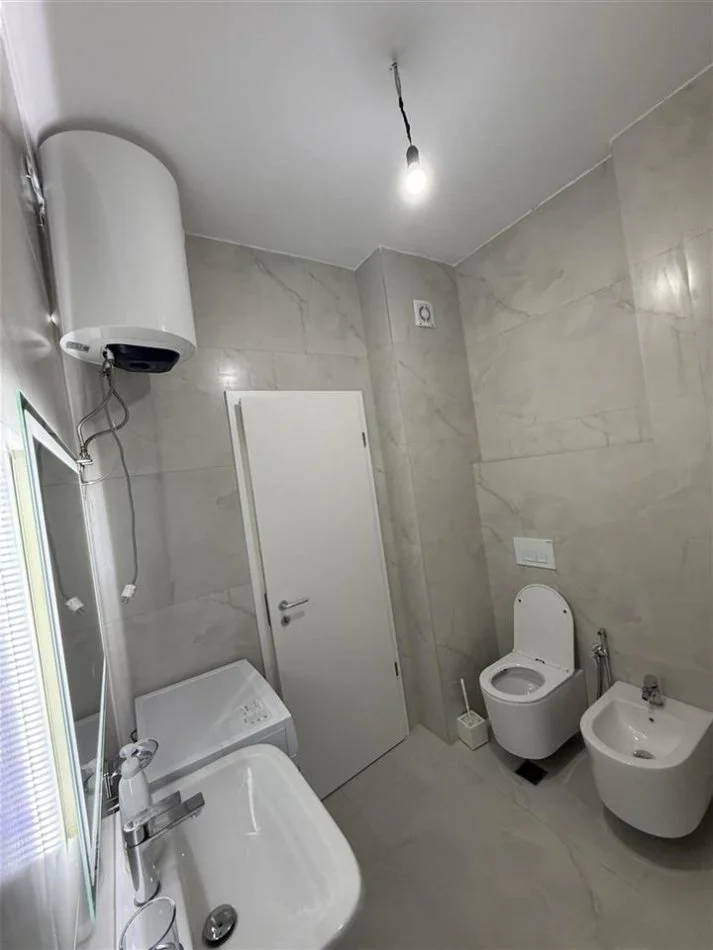 Tirane, jepet me qera apartament 1+1 Kati 7, 68 m² 500 € (Kadiu Mangalem Ali Dem)