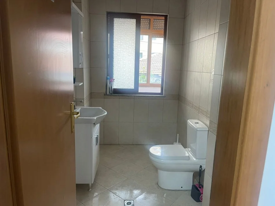 Tirane, jepet me qera ambjent biznesi Kati 1, 120 m² 1.000 € (Rruga e Bogdaneve)