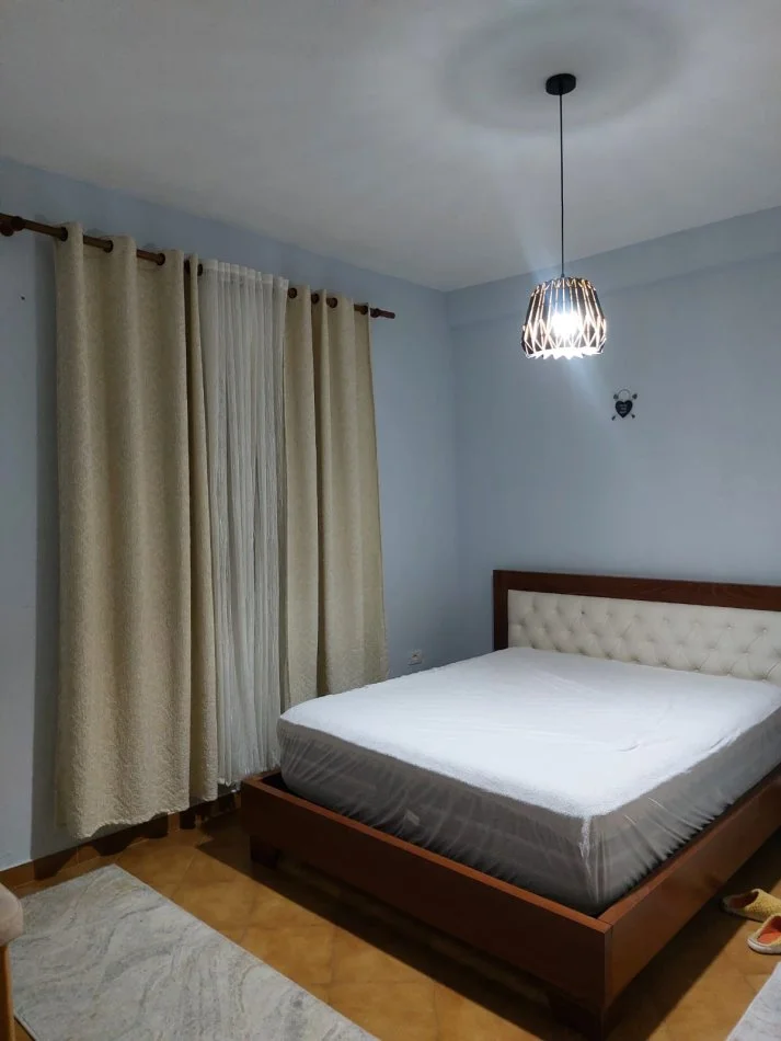 Tirane, jepet me qera apartament 1+1 Kati 2, 65 m² 400 € (Farmacia 10, Rruga Vedat Kokoma.)