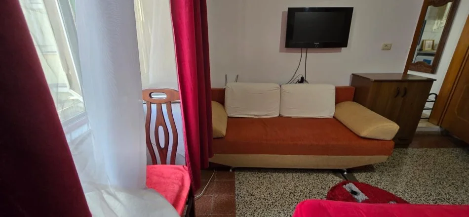 Tirane, jepet me qera vetem 1 dhome 1+1 Kati 3, 380 € (Rruga emin duraku)