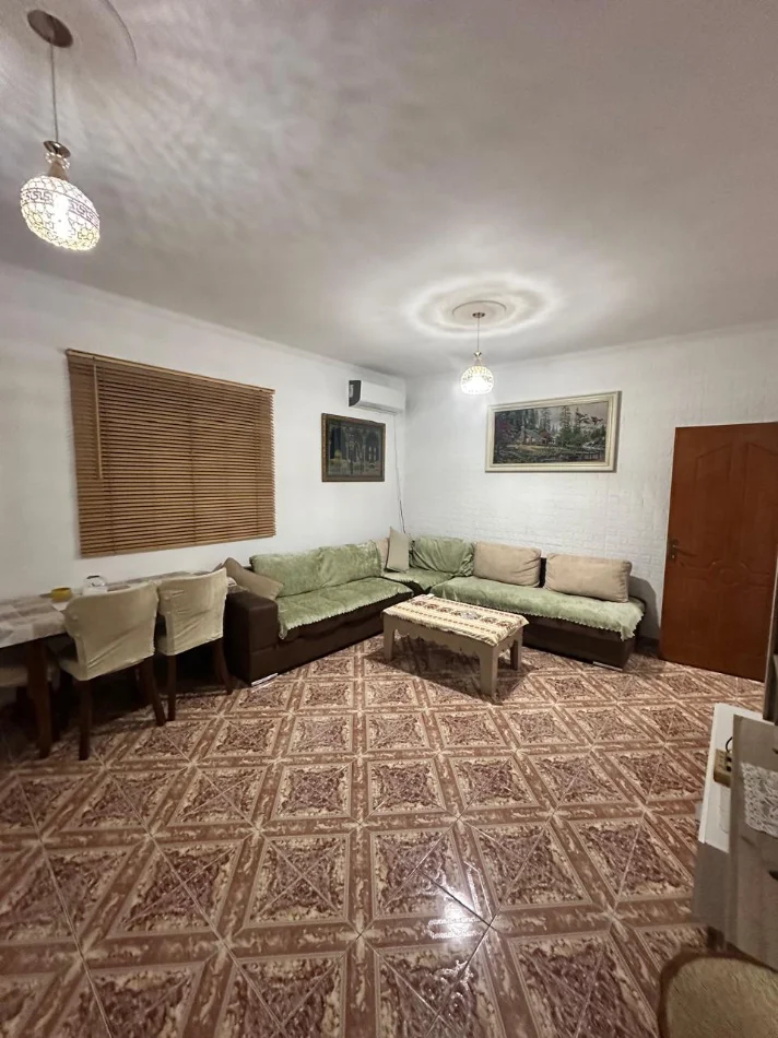 Tirane, jepet me qera apartament 1+1 Kati 1, 200 € (Laknas)