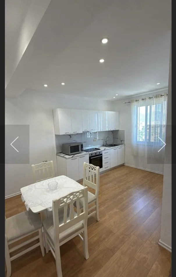 Tirane, jepet me qera apartament 2+1+Ballkon Kati 4, 100 m² 450 € (Yzberisht)