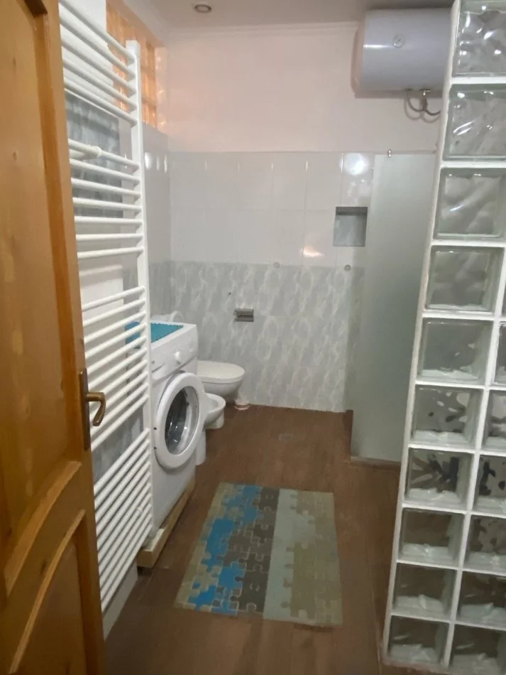 Tirane, jepet me qera apartament 2+1+Ballkon Kati 5, 100 m² 550 € (Libri Universitar)