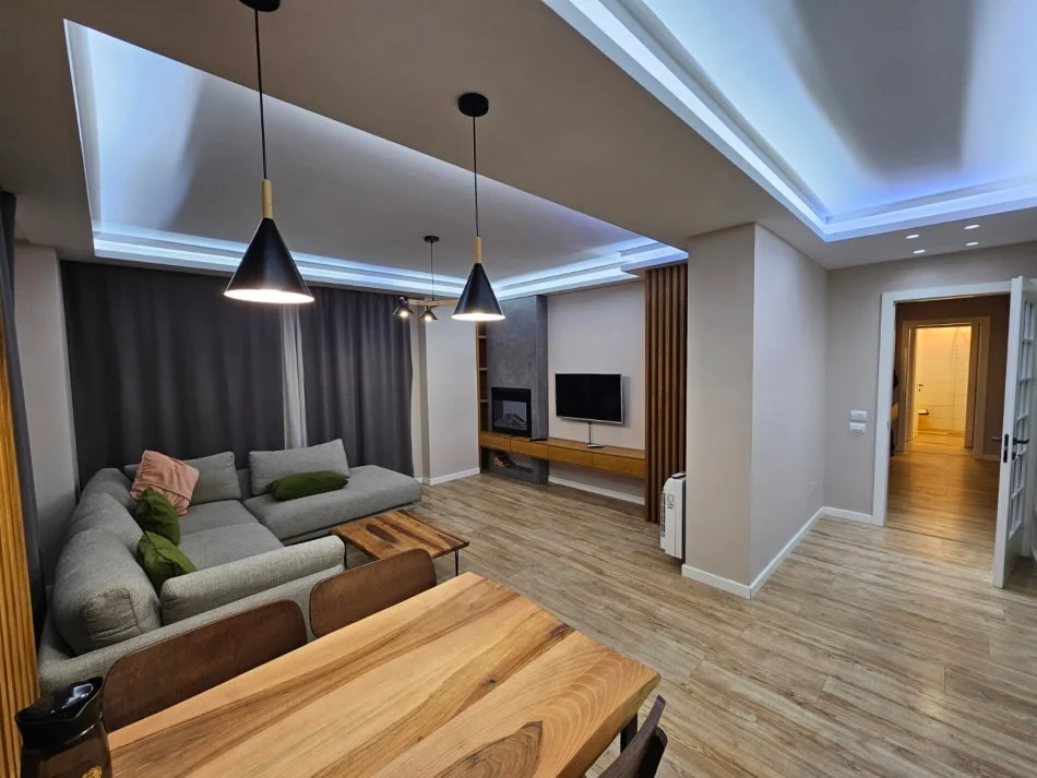 Tirane, jepet me qera apartament 2+1+Aneks+Ballkon Kati 5, 100 m² 600 € (Fusha Aviacionit)
