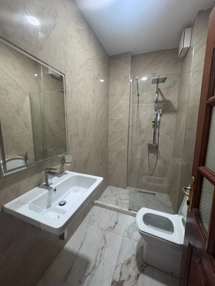 Tirane, jepet me qera apartament 1+1+Ballkon Kati 4, 65 m² 350 € (rruga 5 Maj)