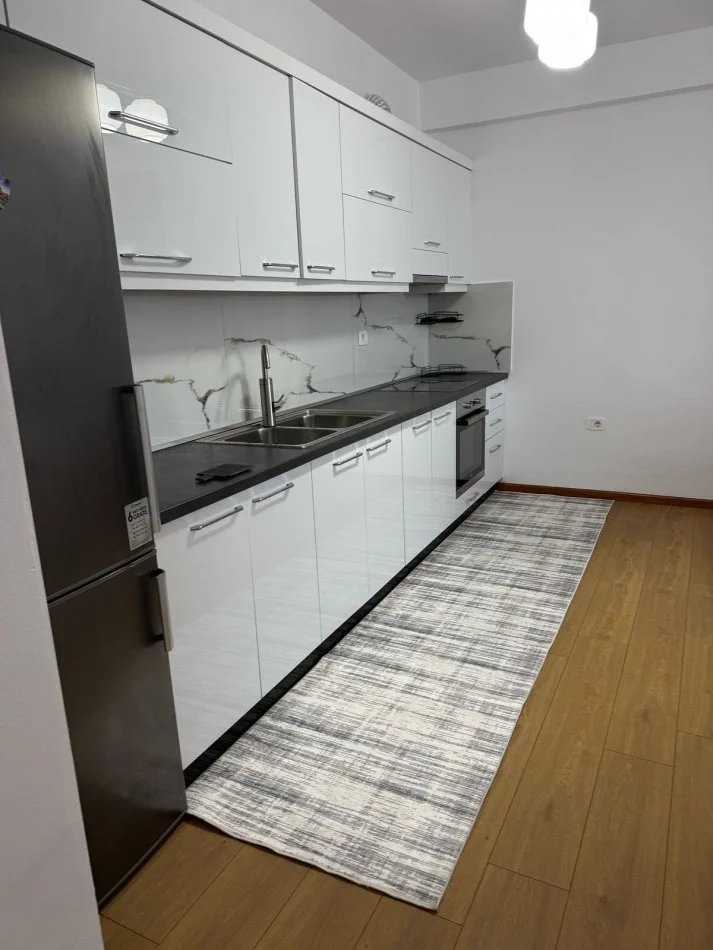 Tirane, jepet me qera apartament 2+1+Ballkon Kati 8, 87 m² 600 € (Rruga Ndre Mjeda)