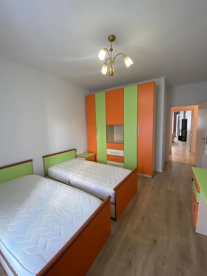 Tirane, jepet me qera apartament 2+1+Ballkon Kati 7, 400 € 
