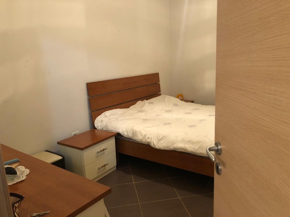 Kerkojme 2 goca per ndarje qeraje. Gocat do kene dhomen dhe banjon e tyre. Te jene te rregullta. Apartament 2+1+2, Kati 4,me ashensor. Rruga selman riza. 500 € (125 secila).