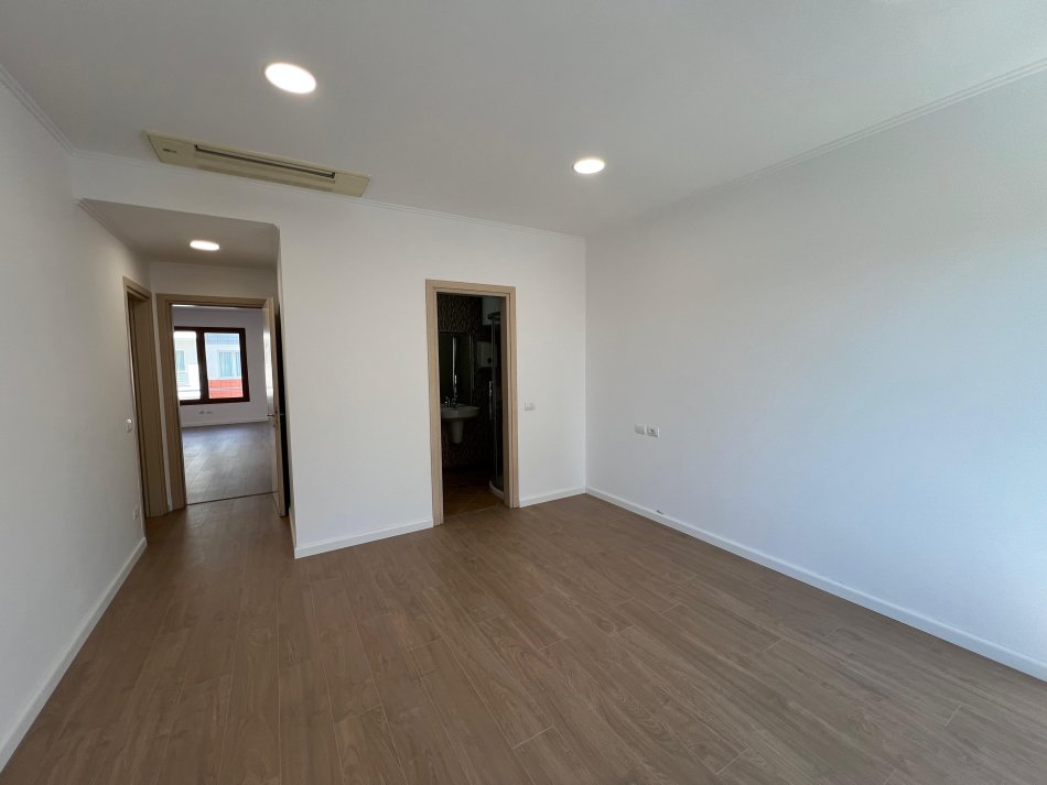 Tirane, jepet me qera zyre Kati 6, 187 m² 2.700 € (hilton garden inn)