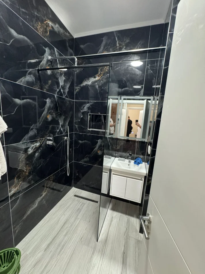 Tirane, jepet me qera apartament 1+1+Ballkon Kati 3, 70 m² 500 € (urban gate)