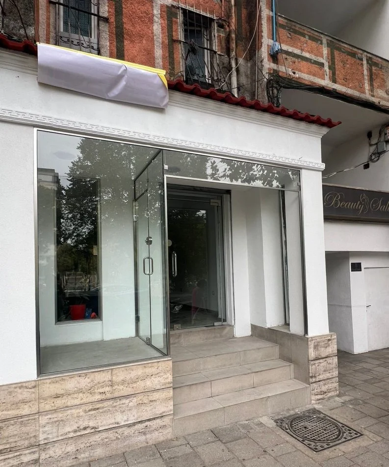 Tirane, jepet me qera ambjent biznesi Kati 0, 40 m² 850 € (Bulevardi Bajram Curri)