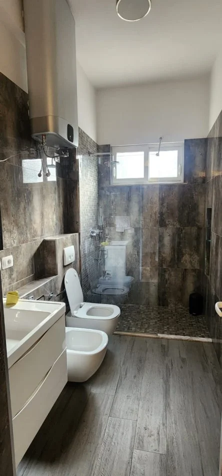 Tirane, jepet me qera Vile , (Rruga Kavajes)