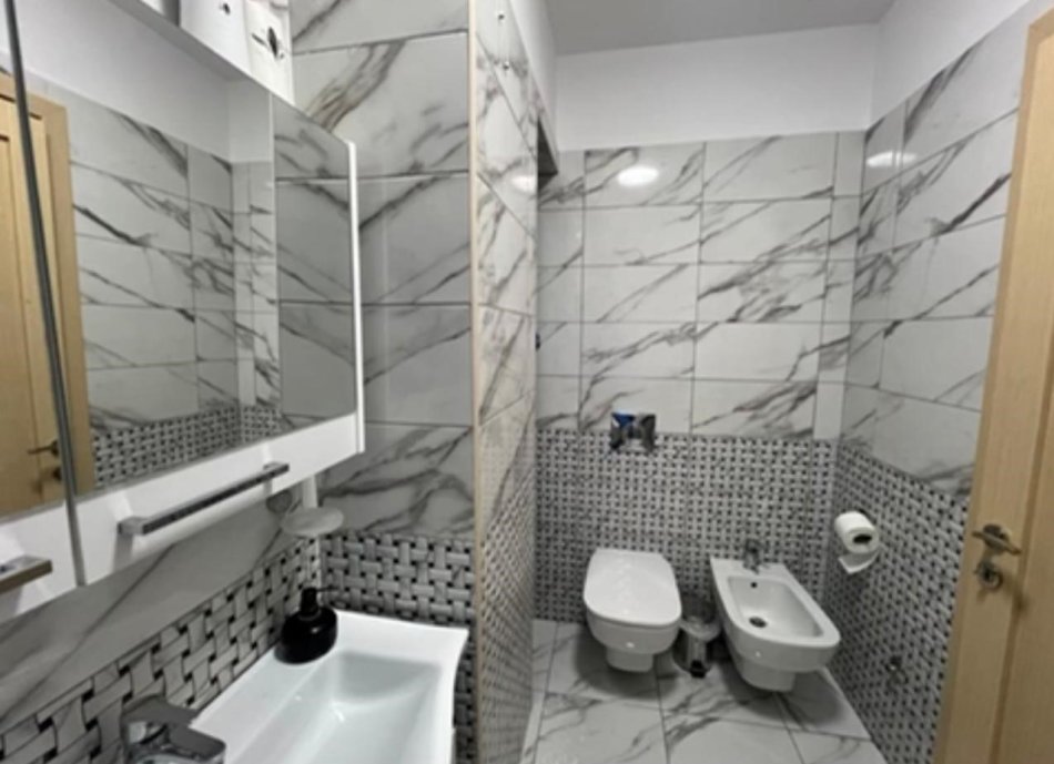 Tirane, jepet me qera apartament 2+1+Ballkon Kati 2, 94 m² 600 € (Kopshti Botanik)