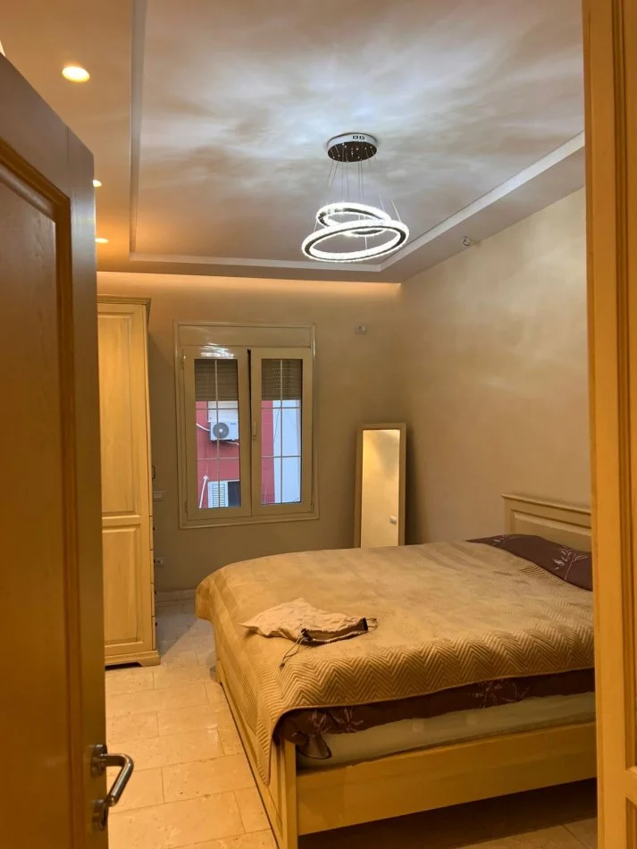 Tirane, jepet me qera apartament 1+1+Ballkon Kati 5, 83 m² 800 € (Pallatet Agimi)