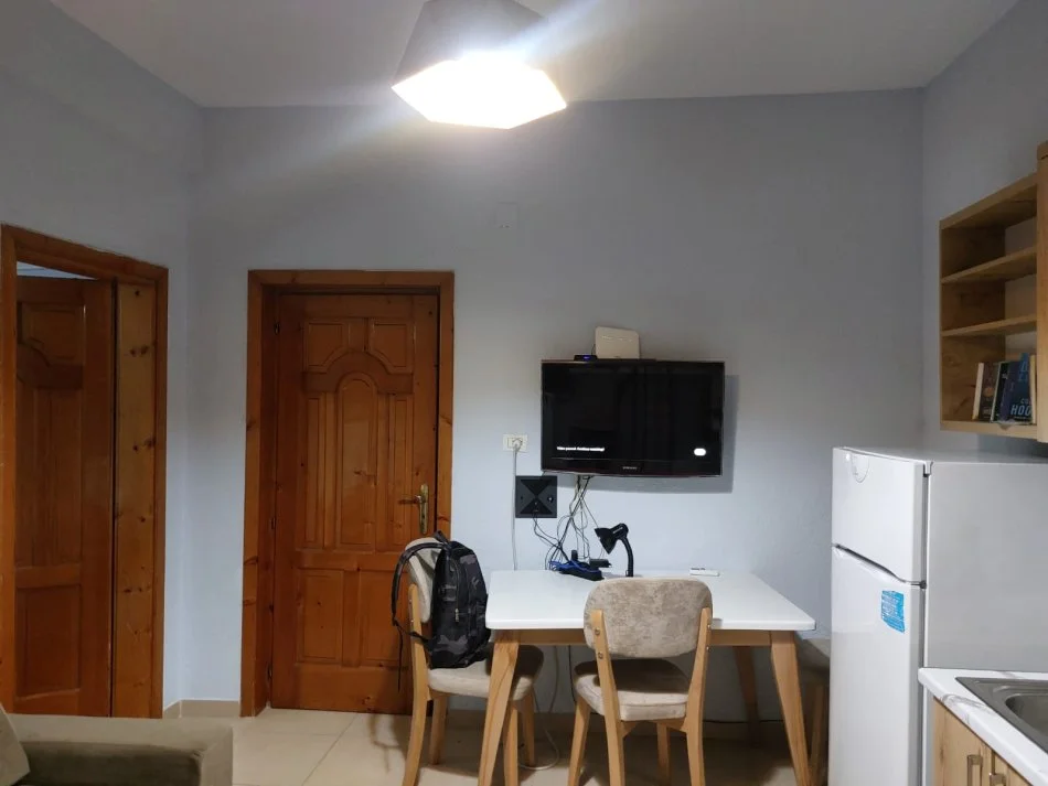 Tirane, jepet me qera apartament 1+1 Kati 2, 65 m² 400 € (Farmacia 10, Rruga Vedat Kokoma.)