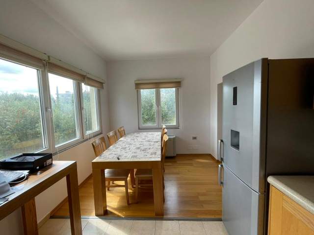 Tirane, jepet me qera Vile 3 Katshe Kati 3, 597 m² 3.000 Euro (Panorama e Liqenit)