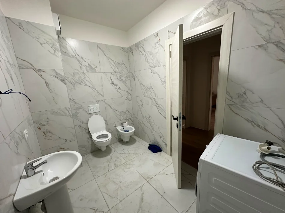 Tirane, jepet me qera apartament 1+1+Ballkon Kati 5, 67 m² 350 € (Rruga Lidhja e Prizrenit)