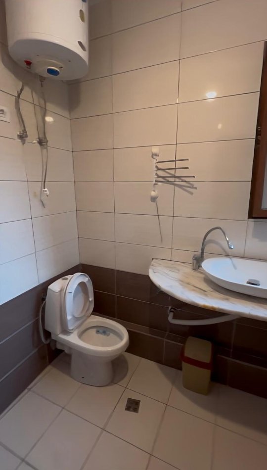 Tirane, jepet me qera apartament 1+1 Kati 2, 100 m² 500 € (Rruga Kroit, prane Kopshtit Zologjik)