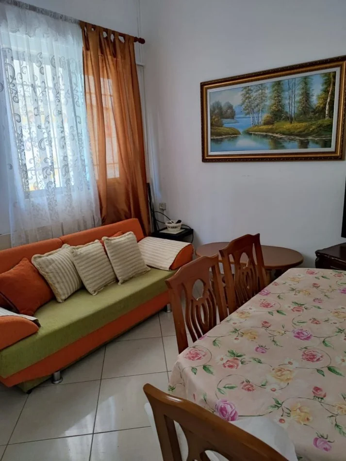 Tirane, jepet me qera 1+1 Kati 1, 70 m² 300 €