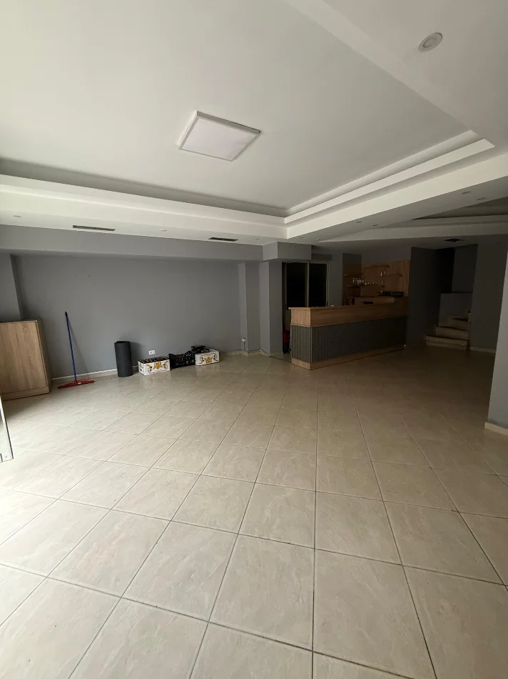 Tirane, shes ambjent biznesi Kati 0, 130 m² (Stacioni i fundit i Tiranes se Re)