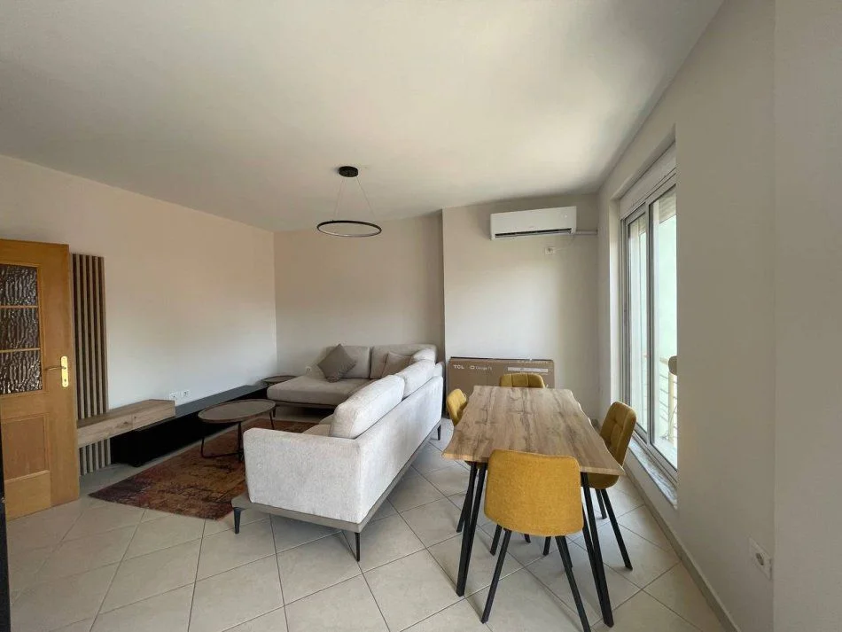 Tirane, jepet me qera apartament 2+1+Ballkon Kati 3, 110 m² 850 € (Rruga e Kavajes)