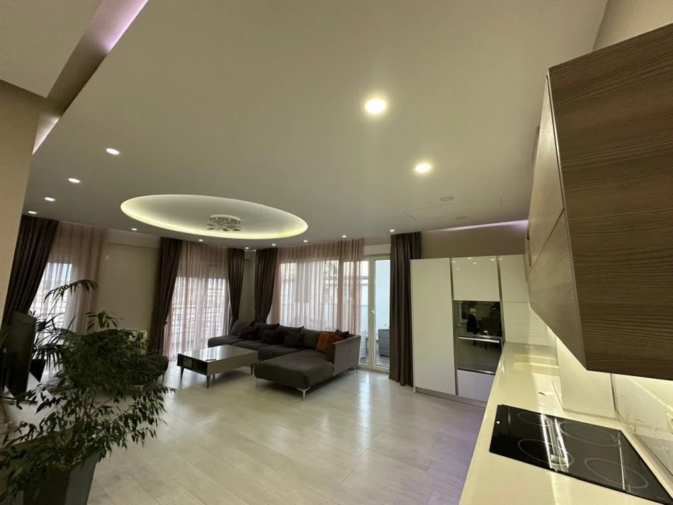 Tirane, jepet me qera apartament 3+1 Kati 4, 189 m² 1.300 € (Liqeni Artificial)