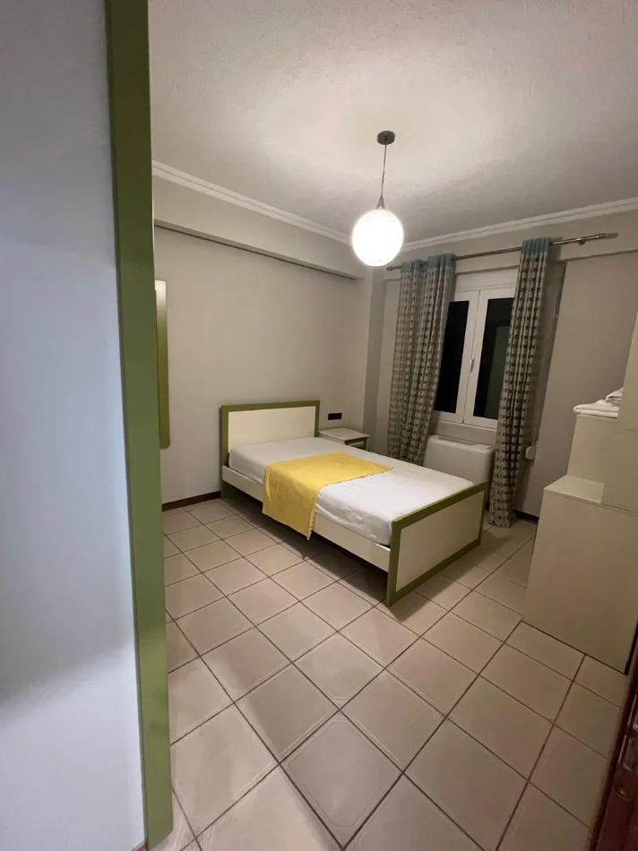 Tirane, jepet me qera apartament 3+1 Kati 3, 150 m² 2.000 € (Bllok)